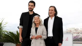 Benedicta Sánchez, en la sesión fotográfica de Cannes, junto al director Olivier Laxe y Amador Arias.