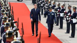 El líder venezolano, vestido con traje oscuro sin corbata, caminó hacia el palacio por una alfombra roja en la que la Guardia Presidencial le hizo calle de honor, para luego iniciar la reunión a puerta cerrada con Duque.