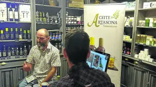 Óscar Durán, en una cata organizada en Chez Marzola, tienda delicatessen de Huesca.