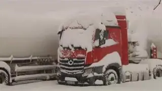 A algunos camioneros la nevada les sorprendió en plena carretera y ahora esperan a que el temporal pase para poder volver a sus trabajos. Las intensas nevadas mantienen al pueblo de Montalbán prácticamente incomunicado
