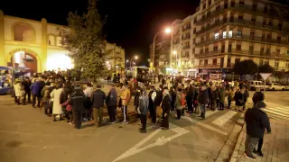 Hoguera y reparto de patatas en la víspera de San Vicente, copatrón de Huesca.