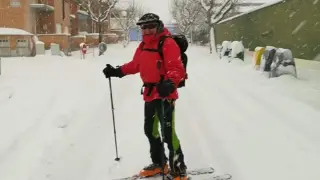 Manuel Comeras Serrano. Este veterano cariñenense, vinculado al deporte, se ha calzado los esquíes para recorrer las calles de la localidad.