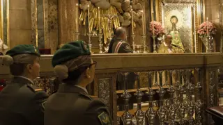 Ofrenda de flores de la Brigada Logística a la Virgen del Pilar, que ha lucido el manto verde con el emblema de esta unidad