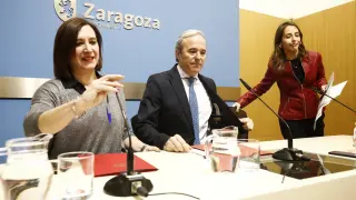 Sara Fernández, Jorge Azcón y María Navarro, este martes en el Ayuntamiento de Zaragoza.