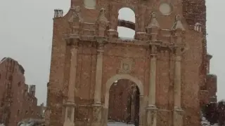 La borrasca Gloria cubre de nieve el pueblo viejo de Belchite
