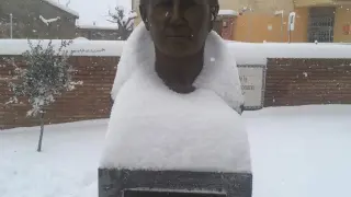 La nieve sirvió de original tocado al busto de María Moliner en su localidad natal, Paniza.
