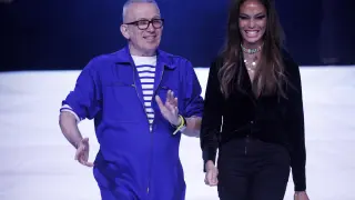 Paris (France), 22/01/2020.- French designer Jean Paul Gaultier (L) speaks with US model Joan Smalls (R) during rehearsals of the presentation of his Spring/Summer 2020 Haute Couture collection during the Paris Fashion Week, in Paris, France, 22 January 2020. After 50 years in the fashion industry, Gaultier announced that this Haute Couture show at the Theatre du Chatelet will be his last. The presentation of the Haute Couture collections ends on 23 January 2020. (Moda, Francia) EFE/EPA/YOAN VALAT Jean Paul Gaultier - Rehearsals - Paris Haute Couture Fashion Week S/S 2020