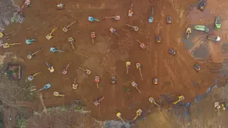 Decenas de excavadoras trabajando en Wuhan