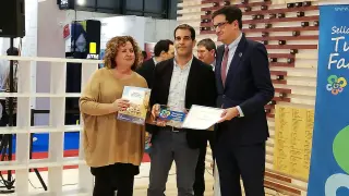 La vicepresidenta María Jesús Morera, el presidente Daniel Gracia y el presidente de Paradores, Óscar López en la entrega del sello.