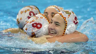 Las jugadoras de la selección celebran el triunfo ante Rusia en la final del Europeo de waterpolo