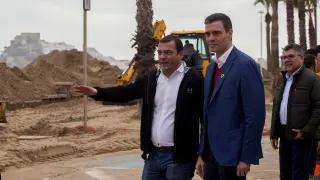 Pedro Sánchez con un alcalde levantino evalúa los destrozos provocados por Gloria.