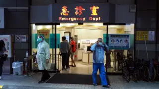 Imagen de un centro de salud en Taiwán, donde el personal sanitario está utilizando los trajes especiales de bioseguridad frente al coronavirus.