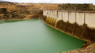 La presa, que se entregó definitivamente en mayo de 2009, tiene una altura de 75 metros