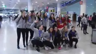 Una gran alegría deportiva del fin de semana ha sido el triunfo de la selección femenina de waterpolo. Son campeonas de Europa tras vencer en la final a Rusia por 13 a 12. Ayer aterrizaron en el aeropuerto de Barcelona felices por el éxito conseguido.