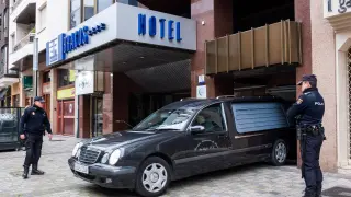Un coche fúnebre sale del hotel de Logroño donde ha aparecido el cuerpo de la niña.