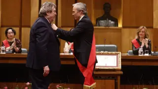 El exalcalde de Zaragoza Juan Alberto Belloch recibe la Medalla de Oro de la Ciudad