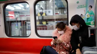 Máscaras en el metro de Pekín por el miedo al coronavirus