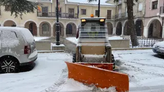 Labores de retirada de la nieve en la plaza de Utrillas.