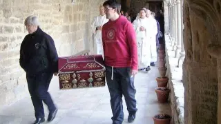 Procesión por el claustro de la catedral de San Vicente en Roda de Isábena