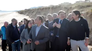 El vicepresidente segundo del Gobierno, Pablo Iglesias, junto al president de la Generalitat valenciana, Ximo Puig, en las playas de Olivas.