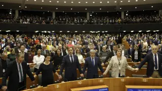Los miembros del Parlamento Europeo reaccionan durante la sesión por el brexit este miércoles.