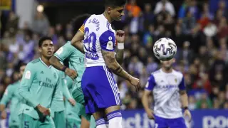 Simone Grippo, en un despeje de cabeza durante el partido Real Zaragoza-Real Madrid de la noche de este miércoles, en el que fue capitán, horas antes de que el Oviedo se lanzase a por su fichaje.