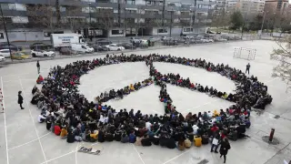 Los alumnos del IES La Azucarera celebran el Día de la Paz y la No Violencia.