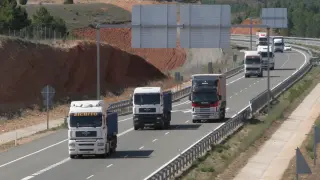 Trafico de camiones en la autovia mudejar en las cercanias de Teruel. Foto Antonio Garcia. 29-04-08 [[[HA ARCHIVO]]]
