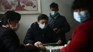 Jianli (China), 25/01/2020.- Masked family members play a board game at home in Jianli county, Hubei province, China, 25 January 2020 (issued 30 January 2020). China announced on 27 January that the Spring Festival holiday would be extended to 02 February 2020 after the coronavirus outbreak spread across the country. The virus, which originated in the Chinese city of Wuhan, has so far killed more than 160 people and infected around 6,000, mostly in China. EFE/EPA/LIU TAO CHINA OUT Spring Festival in Hubei province amid coronavirus lockdown