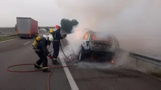 Bomberos de la Comarca del Bajo Cinca sofocan el incendio de un vehículo en la AP-2.