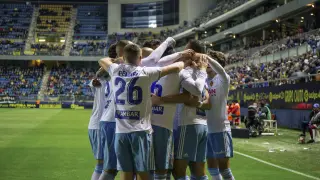 Los jugadores del Real Zaragoza se abrazan para celebrar un gol en el Ramón de Carranza durante el encuentro de la temporada pasada.