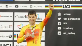 El aragonés Eduardo Santas, en el podio con el bronce conquistado en la prueba de persecución MC3 en el Mundial de Milton (Canadá)