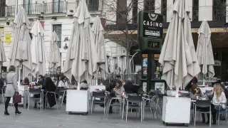 La terraza de la plaza de España de Zaragoza, llena de clientes en una imagen de este jueves.