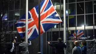 La UE arría la bandera del Reino Unido.