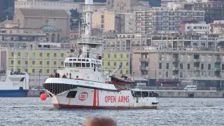 El barco de Open Arms entra en el puerto de Messina, en Italia, el pasado día 15 de enero.