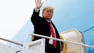 U.S. President Donald Trump waves as he boards Air Force One with First Lady Melania Trump at Joint Base Andrews in Maryland en route to West Palm Beach, Florida, U.S., January 31, 2020. REUTERS/Yuri Gripas [[[REUTERS VOCENTO]]] USA-TRUMP/