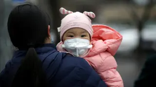 Un niño con una máscara contra el coronavirus en Beijing, China.