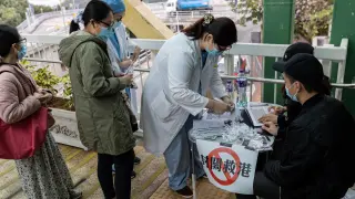 Trabajadores sanitarios en huelga firman para registrar su petición en un hospital de Hong Kong.