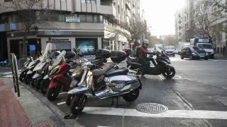 Un motorista busca sitio sin éxito esta mañana en un espacio para motos en la calle Isaac Peral.