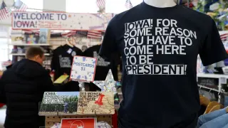 Artículos de recuerdo de los caucus de Iowa en una tienda