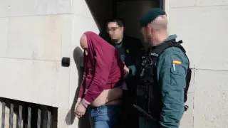 Uno de los detenidos por la "sextorsión", camino de la prisión tras declarar en los juzgados de Teruel.