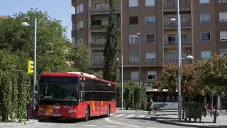 Un autobús metropolitano, en el intercambiador de la plaza de Carlos V.