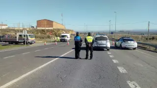 Guardia Civil y Policía Local se encargan del control del tráfico en ambas vías.