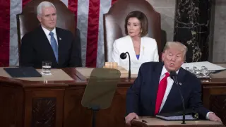 Washington (United States), 04/02/2020.- US President Donald J. Trump (R) delivers his State of the Union address, as Speaker of the House Nancy Pelosi (C) and US Vice President Mike Pence (L) look on, in the US House of Representatives on Capitol Hill in Washington, DC, USA, 04 February 2020. President Trump delivers his address as his impeachment trial is coming to an end with a final vote on the two articles of impeachment scheduled for 05 February. (Estados Unidos) EFE/EPA/MICHAEL REYNOLDS US President Donald J. Trump State of the Union address in DC