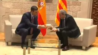El presidente catalán le regala a Sánchez un libro sobre libertad y otro sobre derechos humanos