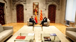 El presidente catalán, Quim Torra, y el presidente del Gobierno, Pedro Sánchez, durante la reunión que mantuvieron hoy jueves en el Palau de la Generalitat.