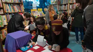 Niños participan en las actividades organizadas por la librería Siglo XXI por la 'Harry Potter Book Night'.