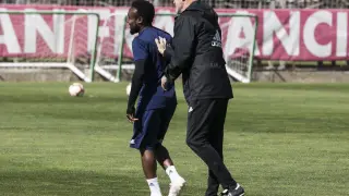 James Igbekeme, con Víctor Fernández en el campo de entrenamientos de la Ciudad Deportiva.