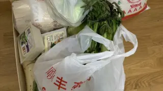 Bolsas de comida donadas por un supermercado chino a una familia en cuarentena en Zaragoza