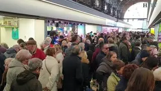 Muchos zaragozanos se han acercado al renovado Mercado Central de Zaragoza para hacer sus compras. Los pasillos de la lonja estaban llenos y los puestos a rebosar en el primer fin de semana de apertura.